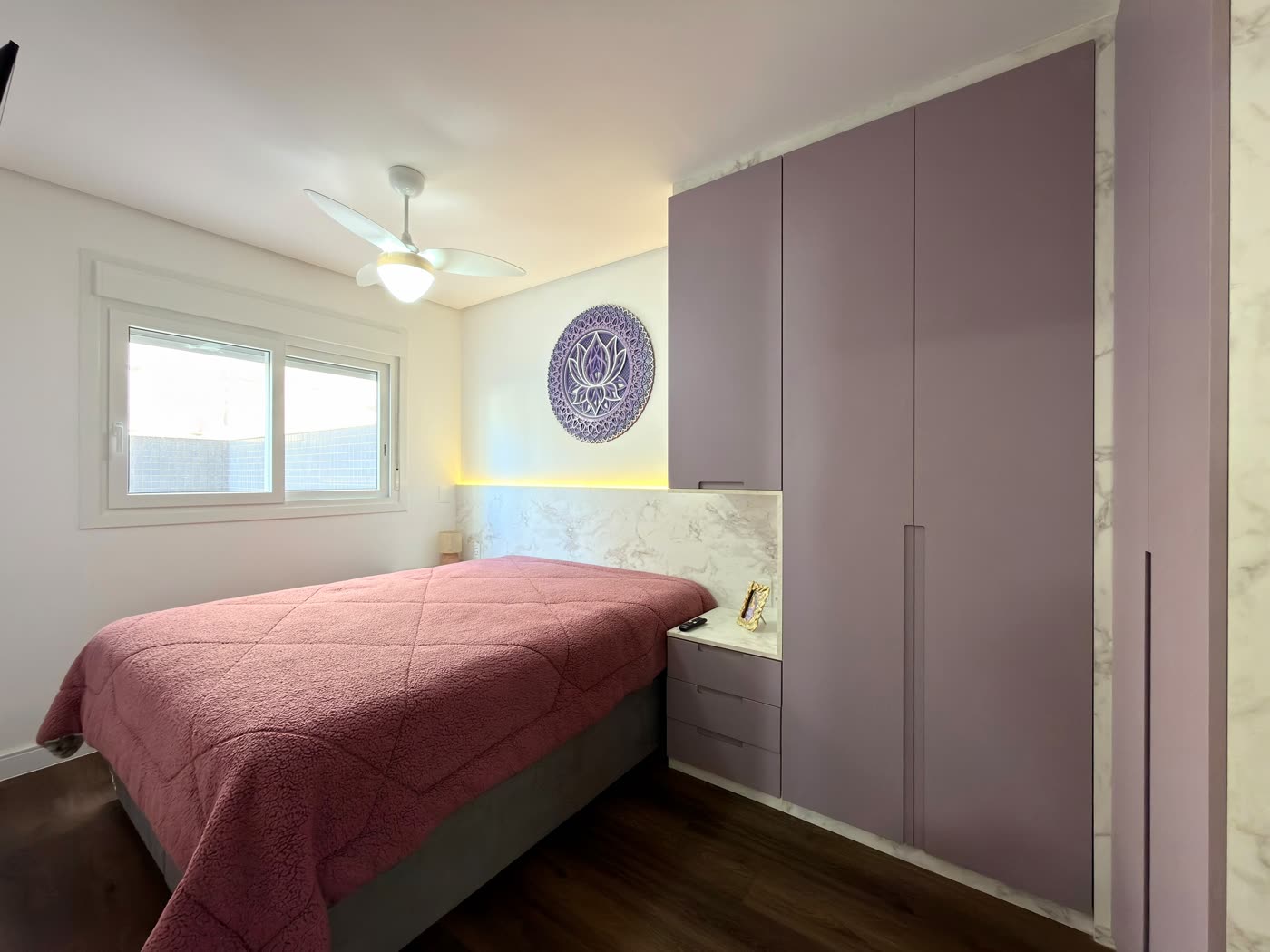 Dormitório com cama de casal e roupeiro