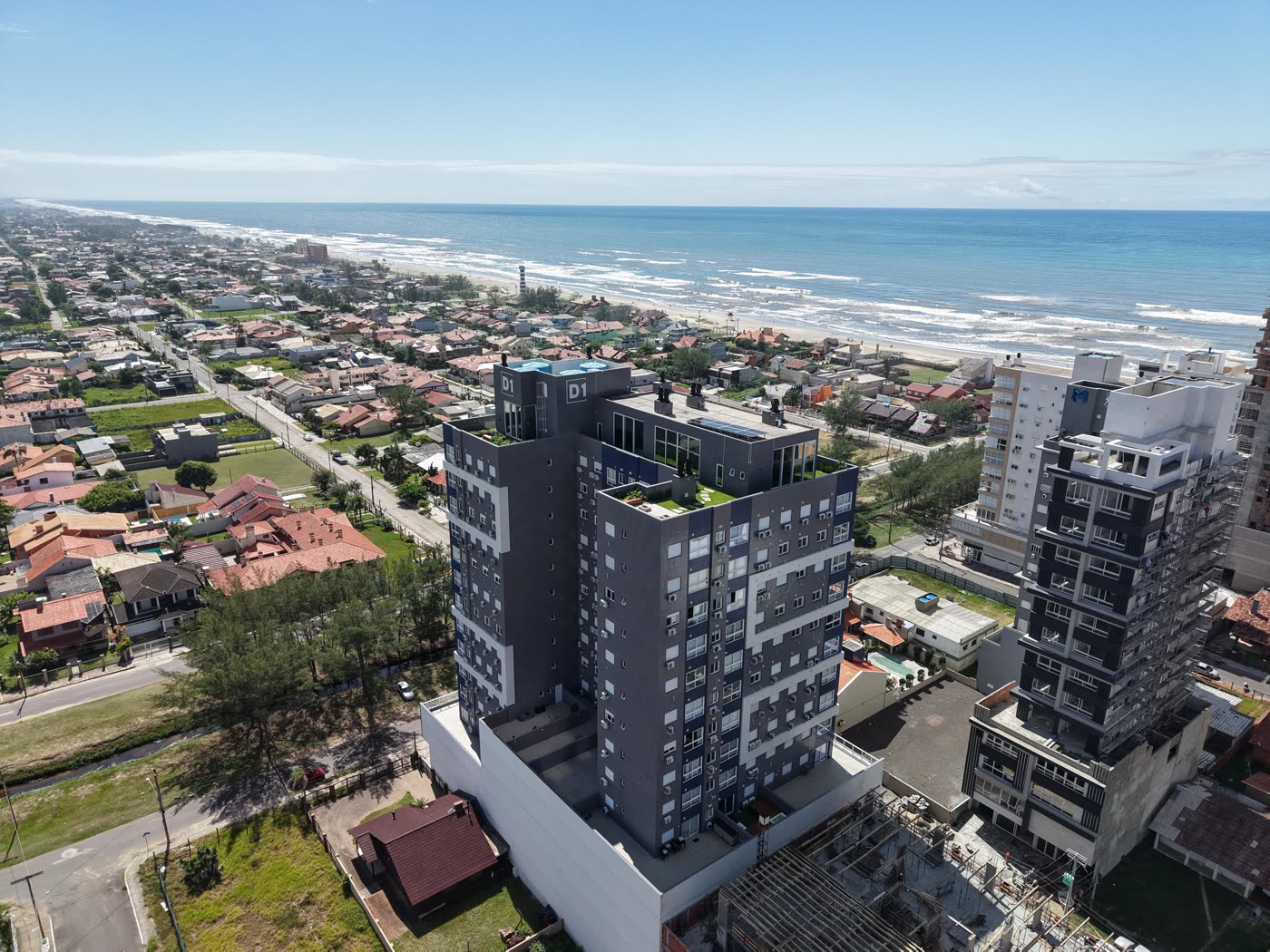 O prédio visto do alto com a praia ao lado