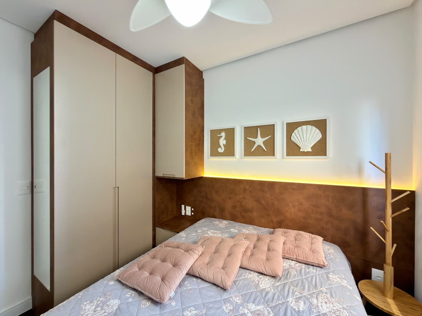 Suíte com cama de casal e armários