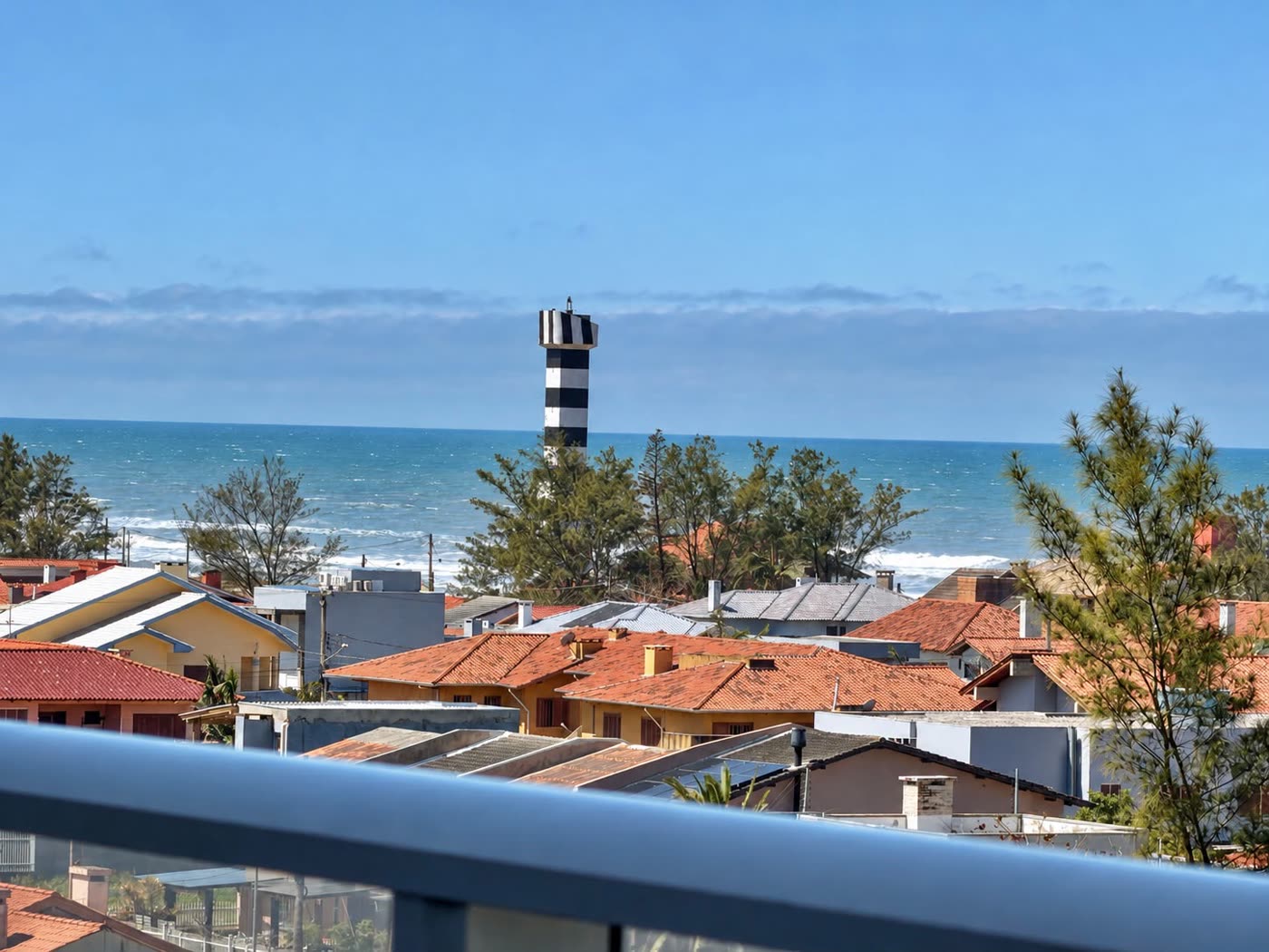 Vista do terraço para o mar e o farol